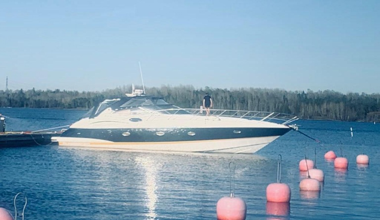 Tämä vaikuttava Sunseeker Camargue 44  on täydellinen valinta tilaa ja mukavuutta. Haluat sitten juhlia polttari porukalla tai tehdä ilta/päivä risteilyn. 